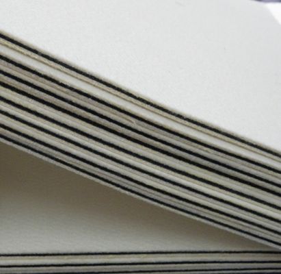 Επένδυση έξυπνης κάρτας με άνετα μαξιλαράκια από τσόχα με φινίρισμα μάλλινης επιφάνειας και μαύρο υλικό σιλικόνης στη μέση