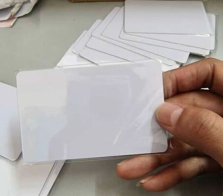 Λευκά φύλλα από PVC που μπορούν να τυπωθούν για την παραγωγή πλαστικών καρτών.